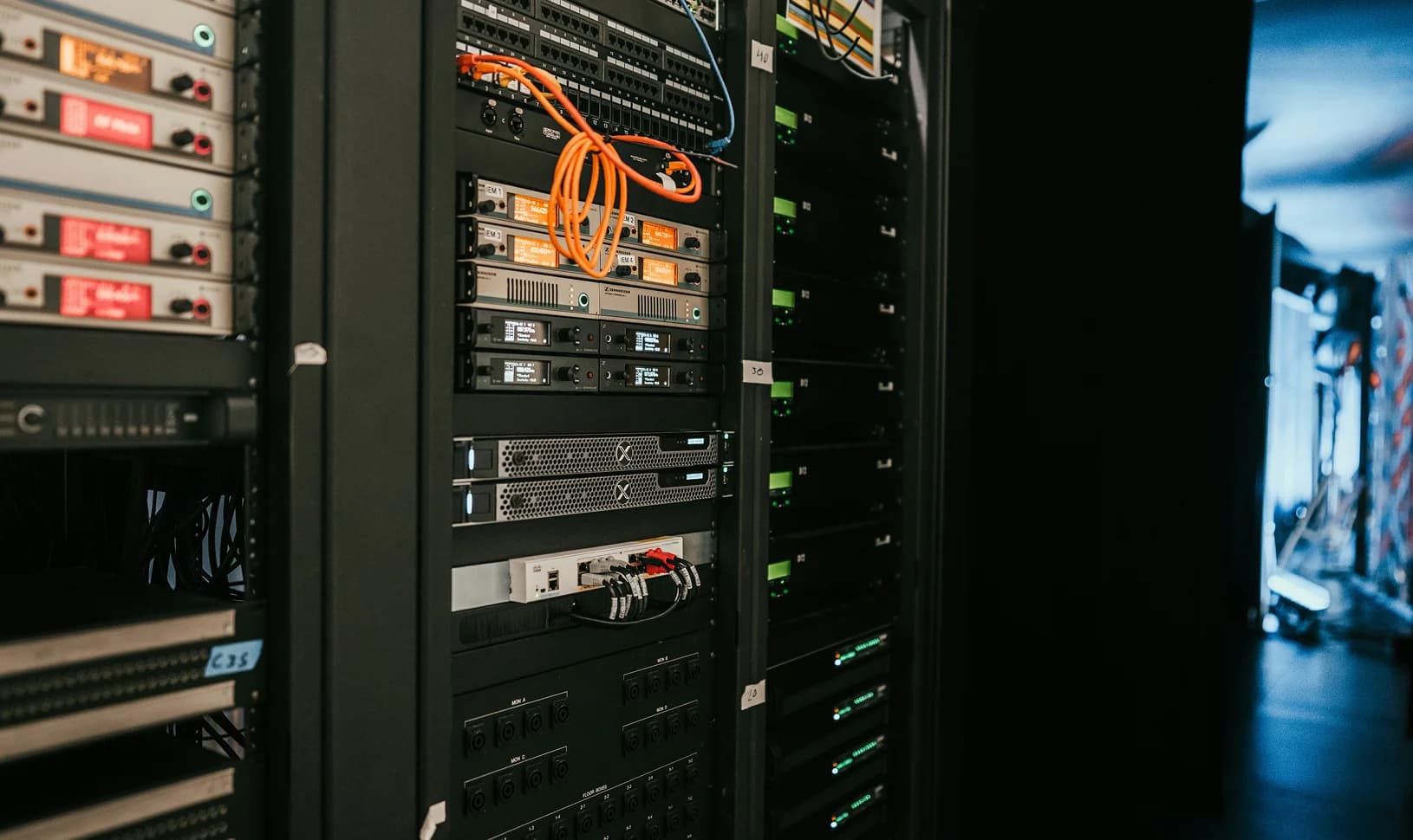 Data centre rack and fibre infrastructure